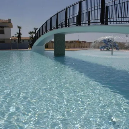 With Huge Swimming Pool And Solarium Lägenhet